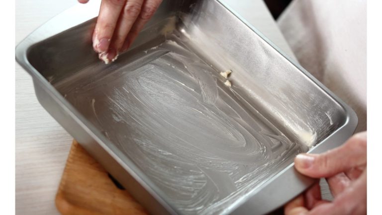 How to Clean Baking Trays? (Comprehensive Guide)